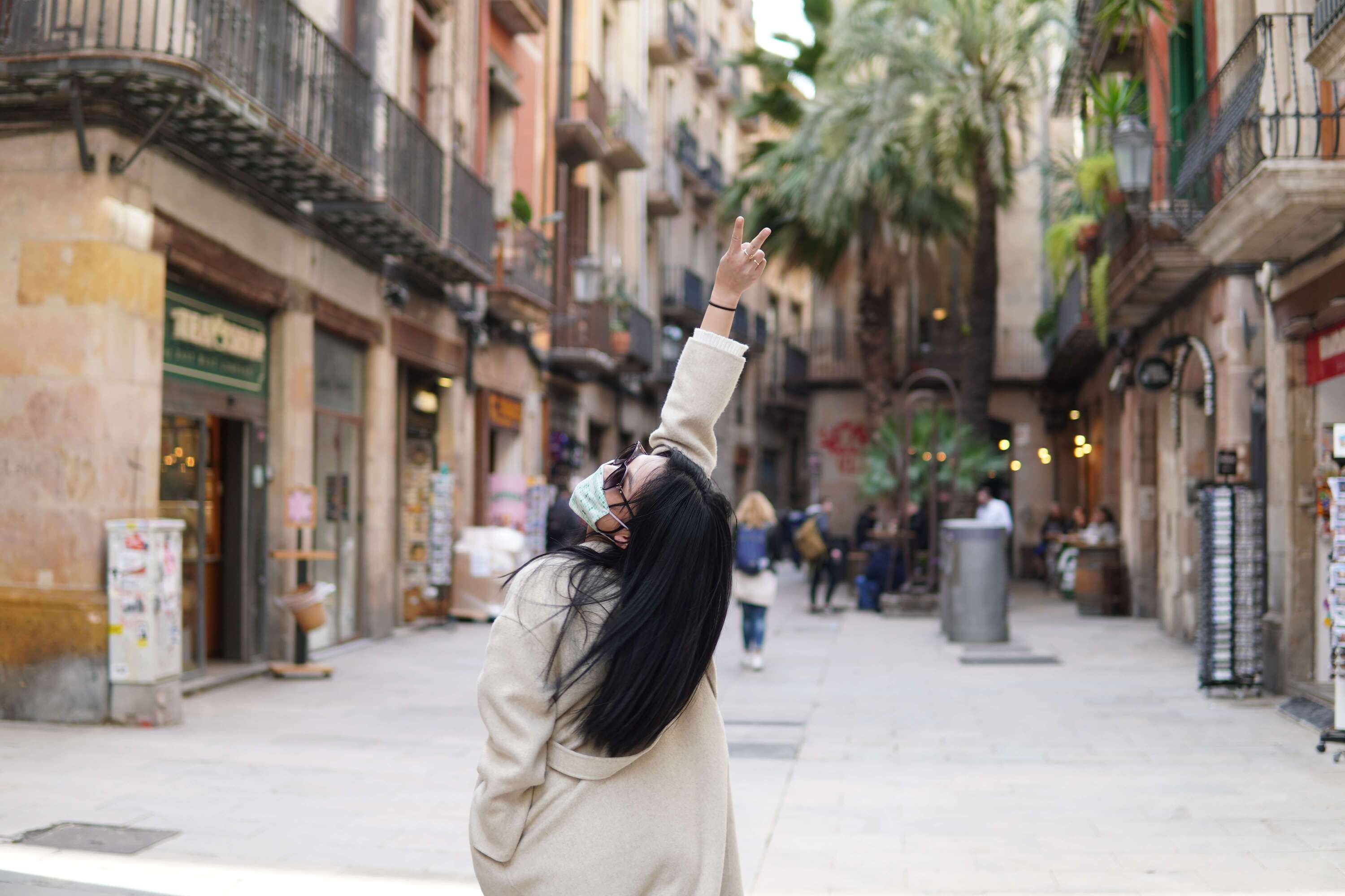 Jully standing in one of the alleyways of the gothic quarter